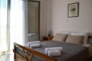 ein Schlafzimmer mit einem Bett mit Handtüchern darauf in der Unterkunft Loupino Couples Romance in Stoupa