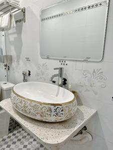 y baño con lavabo y espejo. en Sơn Nguyên 2, en Hà Tây