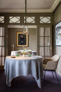 uma sala de jantar com uma mesa branca e cadeiras em Gregans Castle Hotel em Ballyvaughan