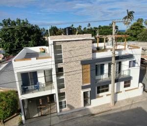 Elle offre une vue aérienne sur un bâtiment blanc doté d'un balcon. dans l'établissement Cape Coral cabrera 4, à Cabrera