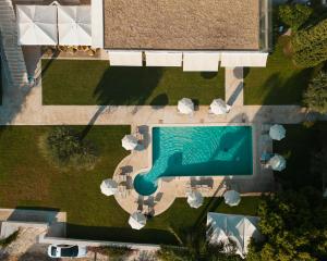 斯佩隆加的住宿－格羅塔狄緹貝里歐酒店，享有庭院游泳池的顶部景色