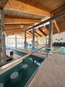 a swimming pool in a building with a swimming pool at hostal el glaciar in Lo Valdés