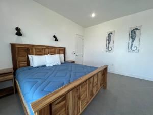 Ein Bett oder Betten in einem Zimmer der Unterkunft Casa Blanca Camp Bay Estates