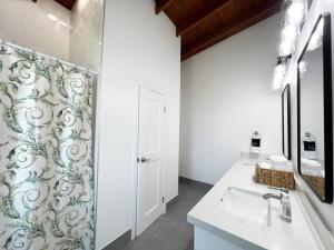 Ein Badezimmer in der Unterkunft Casa Blanca Camp Bay Estates