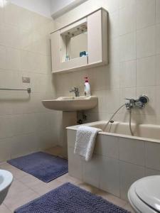 La salle de bains est pourvue d'un lavabo et d'une baignoire. dans l'établissement Attico una finestra sulle Isole Eolie, à Brolo