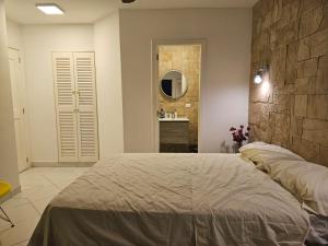 a bedroom with a bed and a bathroom with a sink at DEPARTAMANETO SAME CASA BLANCA in Same