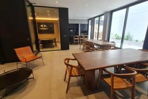 a dining room with tables and chairs and windows at DUO Espectacular Monoamb, Belgrano in Buenos Aires