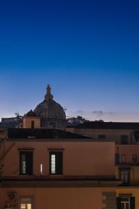 una vista de un edificio con una iglesia en el fondo en MAIN - Duomo en Nápoles