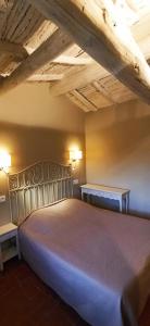 um quarto com uma cama grande e um tecto em madeira em Chambres & Tables d'hôtes Moulin de Lavon em Gargas
