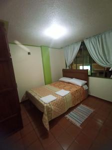 1 dormitorio con 1 cama en una habitación en MI CASITA VERDE, en Baños