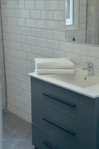uma casa de banho com lavatório, espelho e toalhas em La Casa Verde - Ruzafa em Valência