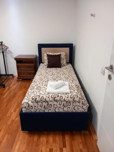 En eller flere senge i et værelse på Apartmani Pause