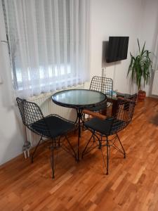 Televízia a/alebo spoločenská miestnosť v ubytovaní Apartmani Pause