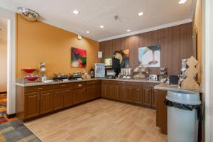 Kuchyň nebo kuchyňský kout v ubytování Wingate by Wyndham Great Falls