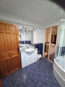 baño con lavabo y espejo grande en Casa Pasiega, en Renedo de Piélagos