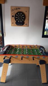 una mesa de ping pong con un tablero de ajedrez. en Casa Pasiega en Renedo de Piélagos
