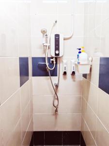 um chuveiro na casa de banho com secador de cabelo em Vivacity Staycation Home 6 Bedrooms em Kuching