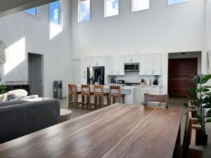 cocina y sala de estar con mesa de madera en Casa Blanca Camp Bay Estates, en Camp Bay