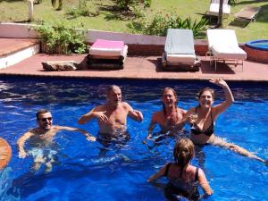 un grupo de personas en una piscina en VISTA CARIBE en Portobelo