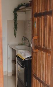 Casinhas da Serena - Casa cacau في كرايفا: مطبخ مع موقد ومغسلة
