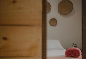 Casinhas da Serena - Casa cacau في كرايفا: غرفة بسرير وباب خشبي