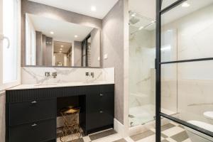 a bathroom with two sinks and a shower at apartamento exclusivo en GOYA-WIZINK CENTER in Madrid