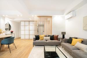 a living room with a couch and a table at apartamento exclusivo en GOYA-WIZINK CENTER in Madrid