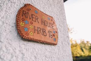 River house HRIB في بريدفور: علامة على جدار تقول لا يهم