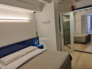 een slaapkamer met een bed en een glazen schuifdeur bij Cozy Apartment Brera in Milaan