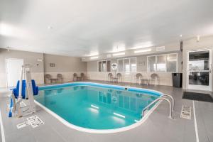 una grande piscina in una camera d'albergo di Comfort Inn of Great Falls a Great Falls
