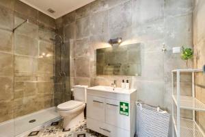 un bagno con wc, lavandino e doccia di Casa Amarela de Sintra II a Sintra Altre 20 foto