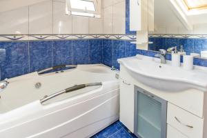 Kúpeľňa v ubytovaní Luxurious Sofita in Preveza + 15 fotografií