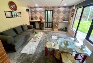 a living room with a couch and a table at Huerta Don Felipe in Irimbo