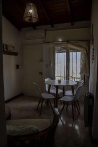 comedor con mesa, sillas y ventana en Refugio de plata, La Florida en Munro