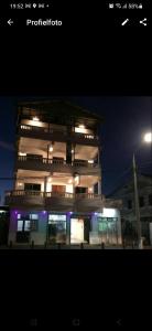 ein nachts beleuchtetes Gebäude mit Straßenbeleuchtung in der Unterkunft HotelMidnight78 in Paramaribo