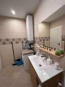 Ένα μπάνιο στο Logement 2 chambres sur propriété privé de 3500m2 +15 φωτογραφίες