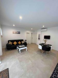Χώρος καθιστικού στο Logement 2 chambres sur propriété privé de 3500m2