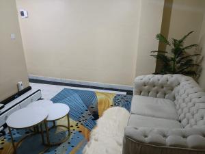 ein Wohnzimmer mit einem Sofa und einem Tisch in der Unterkunft D.S Apartment in Kakamega