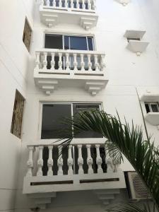 un edificio bianco con balcone e finestra di Luka Cartagena a Cartagena de Indias