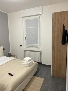 1 dormitorio con cama y ventana en Caprotti 6, en Magenta