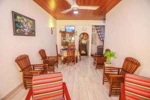 パナドゥラにあるSilverin Rest Apartmentのダイニングルーム(木製の椅子、テーブル付)