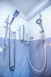 パナドゥラにあるSilverin Rest Apartmentのシャワーヘッド付きの浴室のシャワー