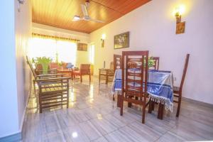 パナドゥラにあるSilverin Rest Apartmentのテーブルと椅子のあるダイニングルーム