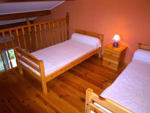1 dormitorio con 2 camas y mesita de noche con lámpara en Gîtes Santa Maria Cap Corse, en Macinaggio