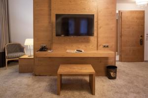 Televiisor ja/või meelelahutuskeskus majutusasutuses Superior Hotel Post Ischgl