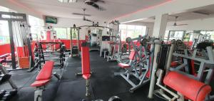 une salle de sport avec de nombreuses machines et des chaises rouges dans l'établissement Studio pour jusqu'à 4 personnes proche de l'hôpital et du centre ville, à Saint-Denis
