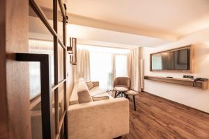 Televiisor ja/või meelelahutuskeskus majutusasutuses Superior Hotel Post Ischgl