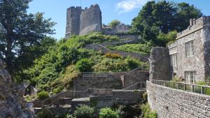 a view of the ruins of a castle at Telscombe Cliffs Bed and Breakfast in Rottingdean