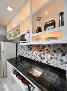 una cocina con fregadero y refrigerador en POUSADA BEIRA MAR, en Fortaleza 24 fotos más
