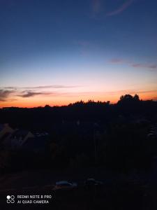 Východ nebo západ slunce při pohledu z apartmánu nebo okolí